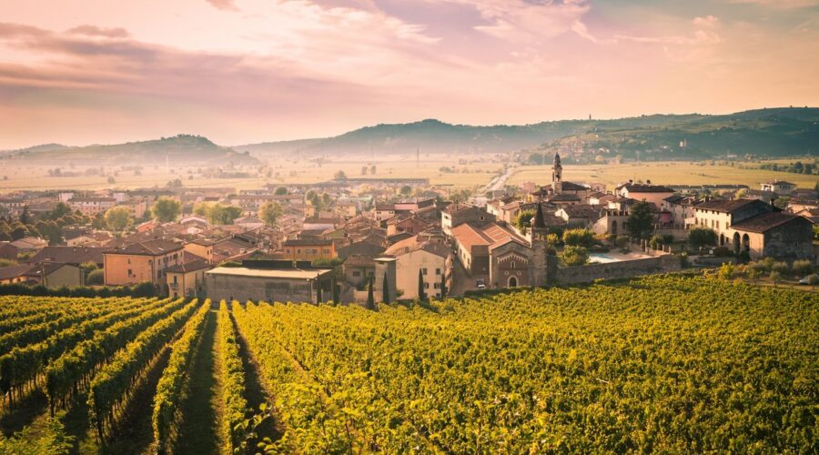 Blick auf die Stadt Soave im Morgennebel